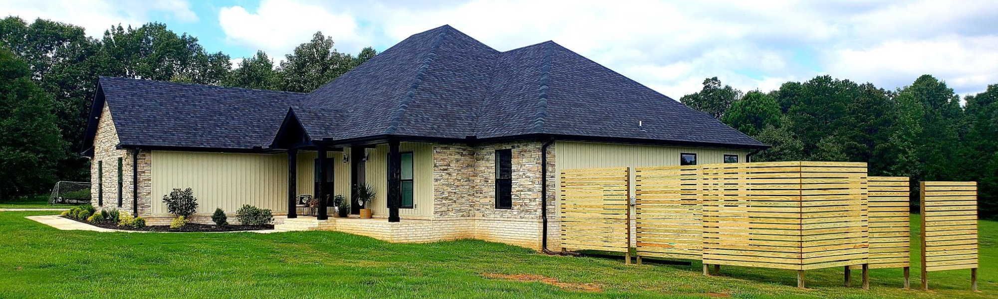 House with beautiful modern-style fencing 